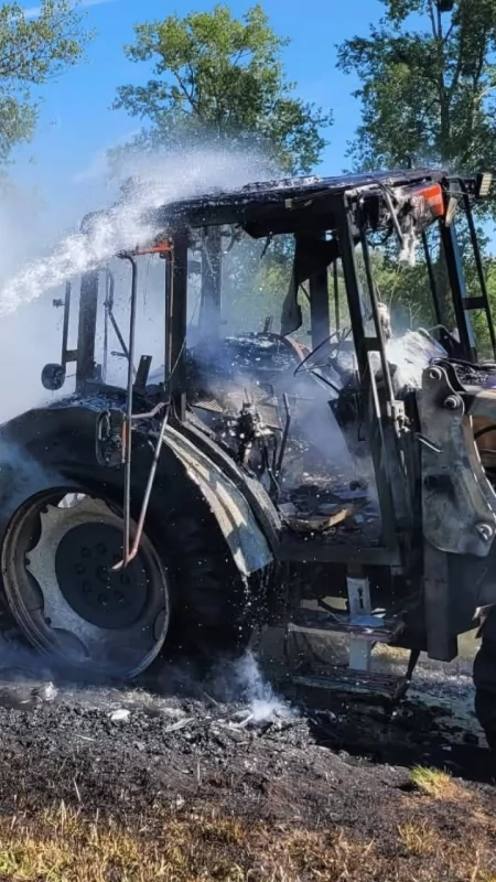 Pożar ciągnika rolniczego w Policku. Maszyna spłonęła niemal doszczętnie