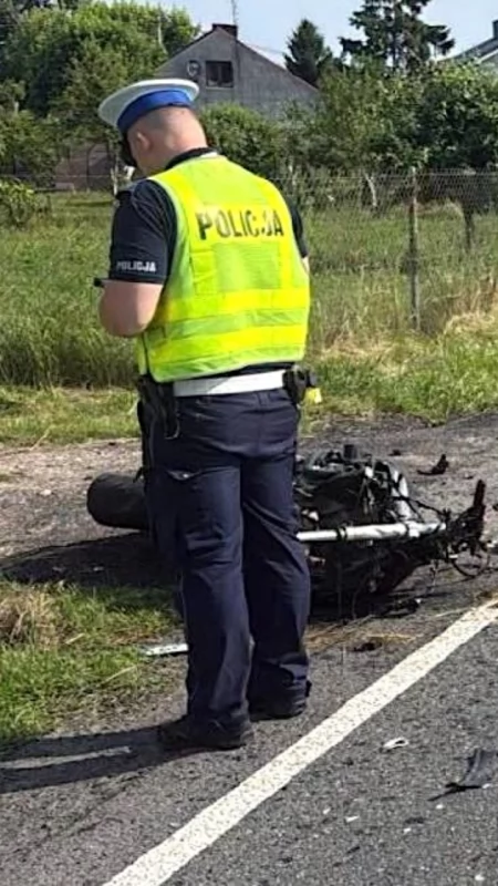 Wypadek na DK25 w Modle Królewskiej. Motocykl zderzył się z autem, droga całkowicie zablokowana