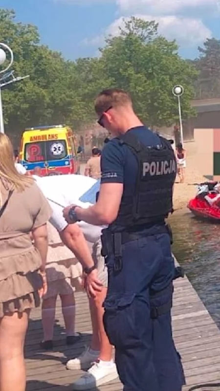 Akcja ratunkowa w Ślesinie. Młody mężczyzna wyciągnięty z wody, na miejscu wszystkie służby