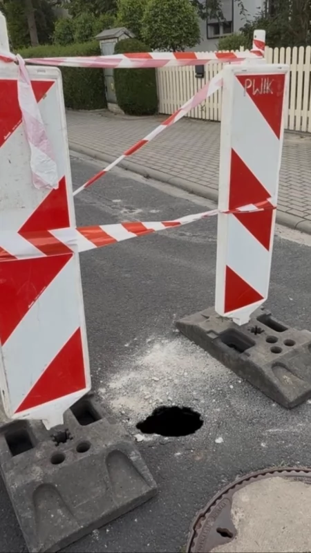 Zapadlisko na osiedlu Glinka w Koninie. Mieszkańcy alarmują, służby zabezpieczyły teren