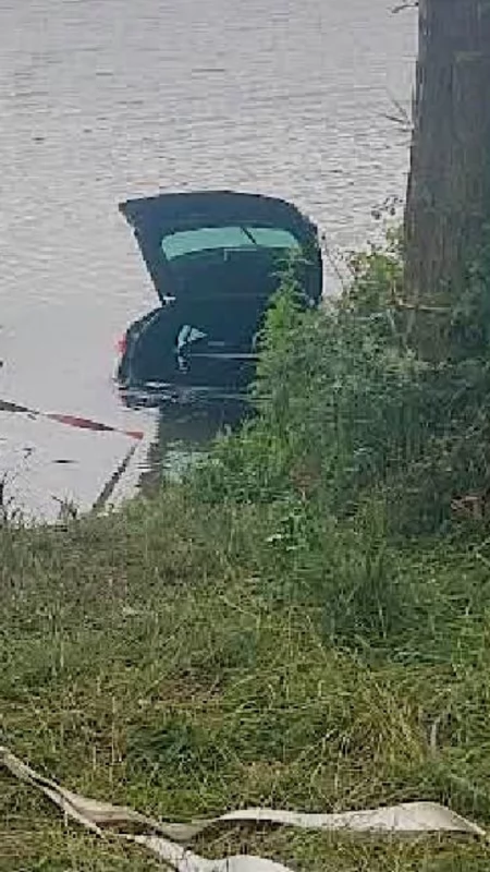 Samochód wpadł do jeziora w Lubotyniu. Na miejscu strażacy, nurkowie i policja