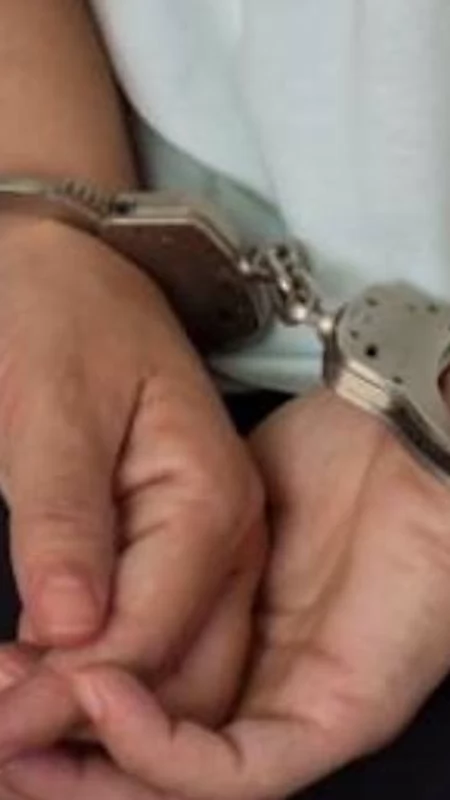 Nocna interwencja w Koninie. Zgłoszenie o hałasie doprowadziło policję do poszukiwanego