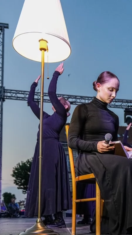 Poruszający spektakl „Sztetl” na konińskiej Starówce. Publiczność nagrodziła artystów owacjami na stojąco