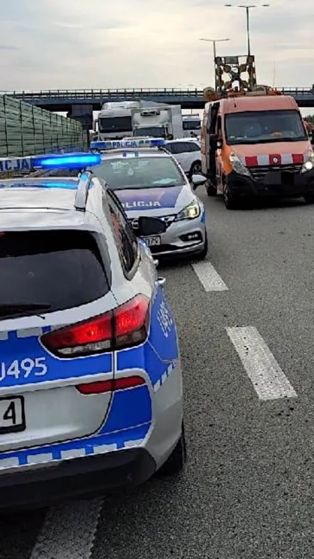 Poważny wypadek na autostradzie A2. Bus przewrócił się na bok, trasa w kierunku Poznania jest zablokowana