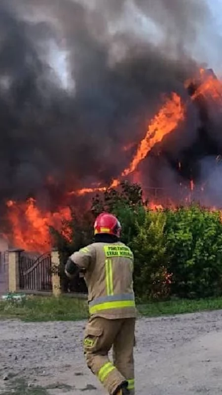 Pożar domu jednorodzinnego w Koninie. Ogień objął cały budynek na Międzylesiu