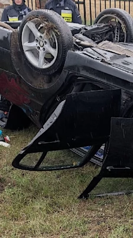 Groźny wypadek w Racięcinie. BMW dachowało i wylądowało poza jezdnią