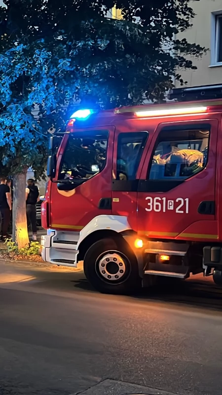 Wybuch w bloku przy ul. Energetyka w Koninie. Na miejscu pracowało sześć zastępów straży pożarnej