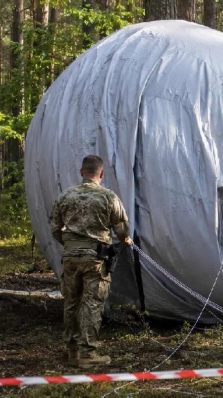 Nietypowa akcja w lesie pod Kołem. Wylądował wojskowy balon szkoleniowy
