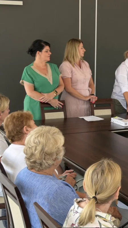 Pomoc na jedno kliknięcie. Seniorzy z gminy Ślesin otrzymali opaski bezpieczeństwa