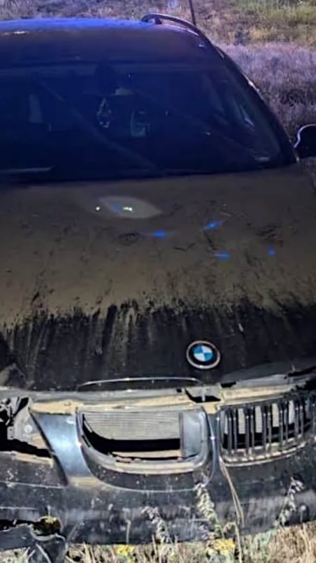 Uciekał BMW przed policją w Kościelcu. 33 latek wypadł z drogi, potem uciekał pieszo