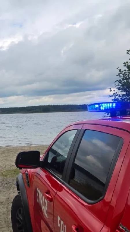 Przechodzień zauważył rzeczy pozostawione na brzegu. Ruszyła akcja, ściągnięto nurków z Konina i Poznania.