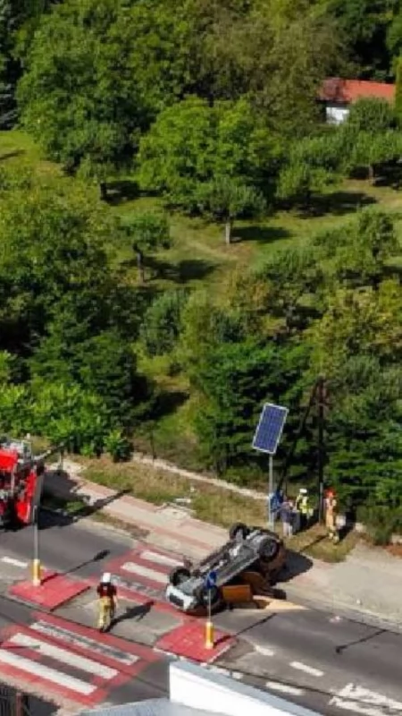Groźny wypadek w Koninie. Samochód dachował i zatrzymał się na przejściu dla pieszych