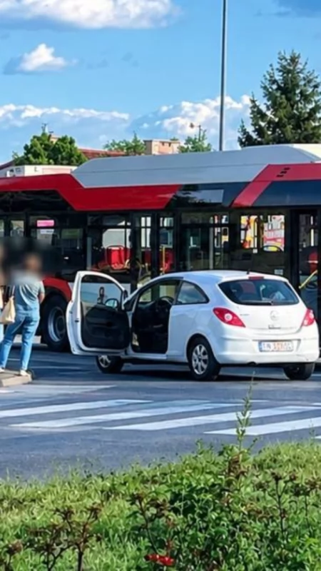 Autobus zderzył się z oplem corsą w Koninie. Duże korki na Trasie Bursztynowej
