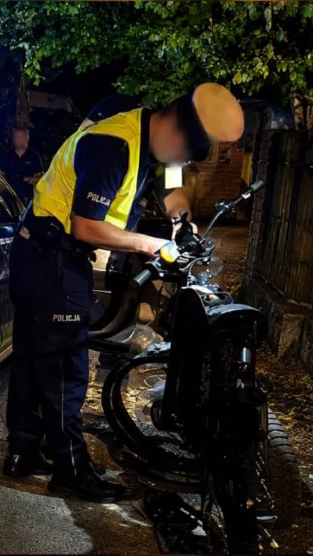 15 latek na elektrycznym motorowerze uciekał przed kontrolą. Ojciec dostał 2000 zł mandatu