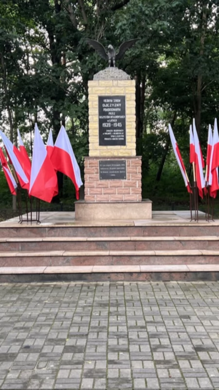 Konin pamięta o ofiarach wojny. Gołębie pokoju wzleciały nad uczestnikami rocznicowych obchodów