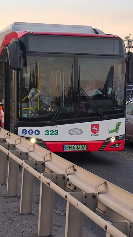 Elektryczny autobus MZK stanął na moście w Koninie. Pasażerowie musieli wysiąść