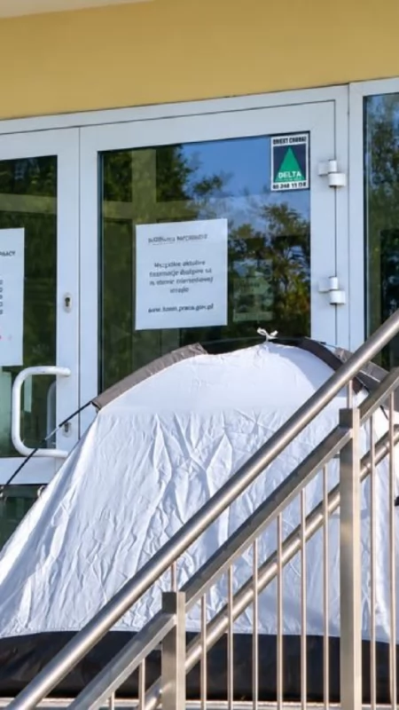Nocowali pod Urzędem Pracy w Koninie. Przed wejściem stanął nawet namiot