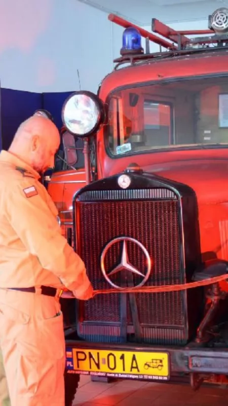Zabytkowy Mercedes z Konina trafił do muzeum. Niezwykła historia wozu strażackiego z 1942 roku