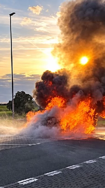 Samochód spłonął na autostradzie A2 w Lądku. Z pojazdu pozostał wrak