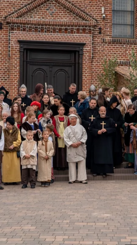 Historia ożyła przed kazimierską farą. „Nasi Patronowie” ponownie poruszyli publiczność