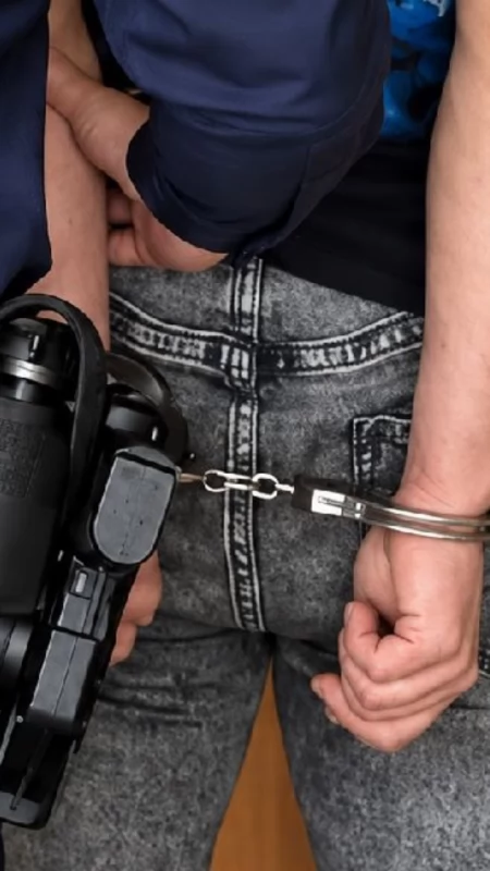 Konińscy dzielnicowi zatrzymali poszukiwanego 25-latka. Miał do odbycia 15 dni aresztu