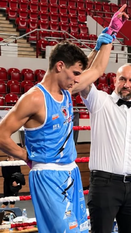Patryk Szatkowski z udanym początkiem Mistrzostw Polski. Jednogłośne zwycięstwo pięściarza z Konina