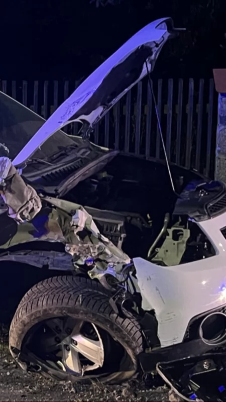 Nocny wypadek w Kamienicy. Chevrolet zjechał z drogi i uderzył w ogrodzenie