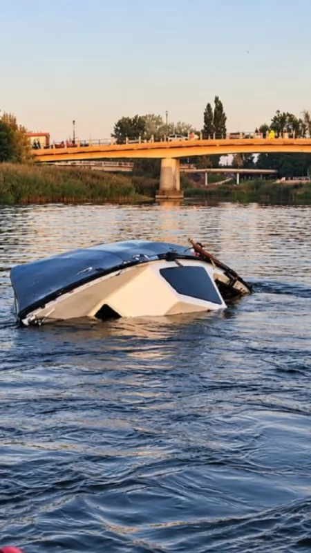 Łódź wywróciła się na Warcie w Koninie. W wodzie był policjant po alkoholu
