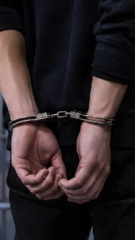 16-latek groził szkole z maczetą w ręku. Nagranie trafiło do internetu, a nastolatek do schroniska