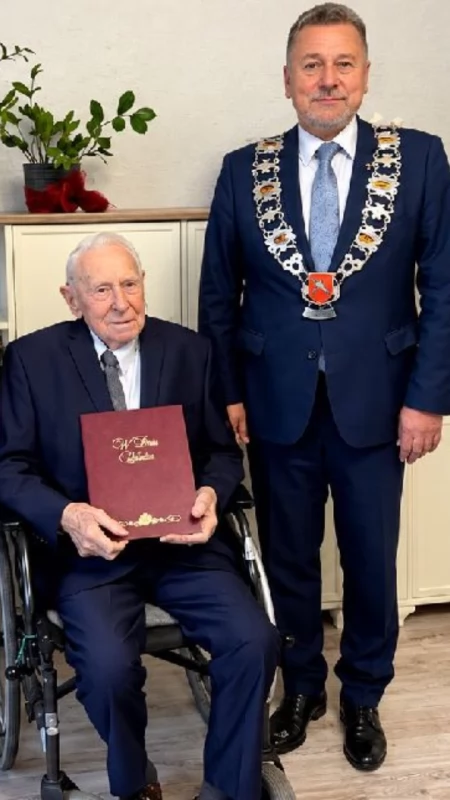Sto lat życia, niezwykła historia i rodzina u boku. Pan Władysław Kurzawa z Konina świętował setne urodziny