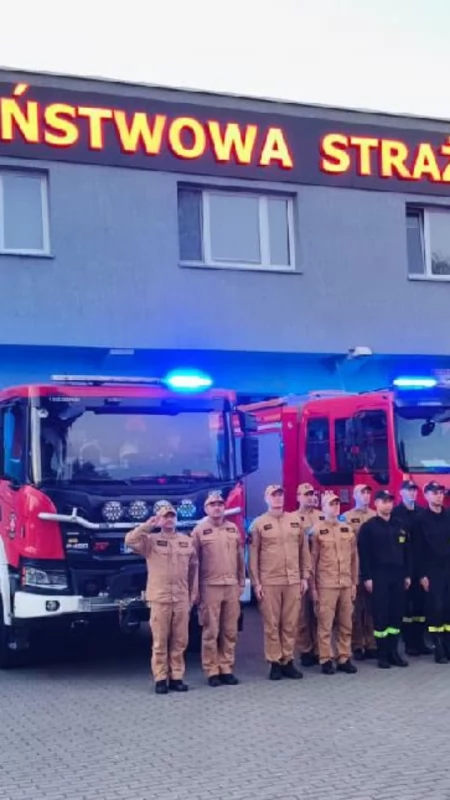 Syreny zawyły w Koninie o godzinie 18. Strażacy oddali hołd kolegom, którzy zginęli podczas akcji