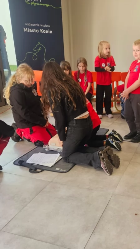 Młodzi ratownicy z Konina potrafią ratować życie. Uczniowie SP3 udowodnili to już w prawdziwych wypadkach