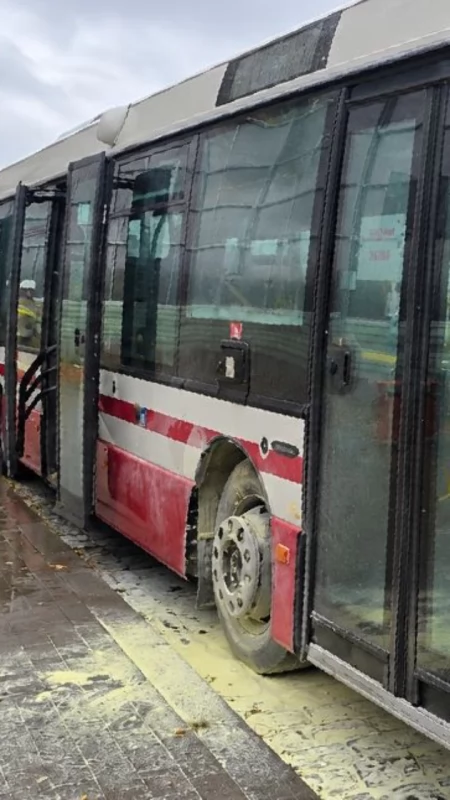 Dym wydobywał się z autobusu pod Koninem. Na miejsce ruszyli strażacy. Co się stało?