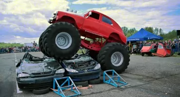 Motocyklowe otwarcie sezonu i potężne emocje z Monster Truck Show w Kazimierzu Biskupim