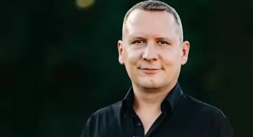 Krzysztof Kędziora nowym dyrektorem Teatru im. Fredry w Gnieźnie – obecny szef GOK Brzeźno od września 2026 obejmie stery