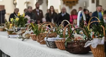 Święcenie pokarmów w Wielką Sobotę w Koninie i regionie – tradycyjny obrzęd przed Wielkanocą