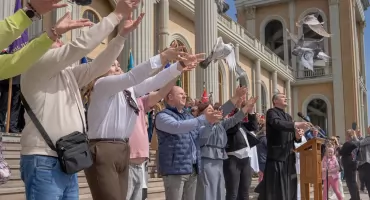 Pielgrzymka hodowców gołębi pocztowych w Licheniu: Niebo w bieli gołębich skrzydeł. Historyczne wydarzenie w sanktuarium
