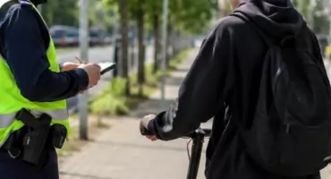 „Jednoślad” w Koninie. Policjanci skontrolowali rowerzystów i użytkowników hulajnóg