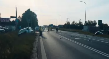 Zderzenie dwóch samochodów osobowych na skrzyżowaniu ulicy Konińskiej z ulicą Dojazdową w Brzeźnie 