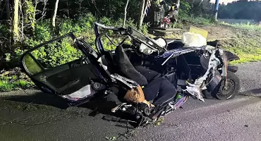 Tragiczny wypadek niedaleko Konina. Auto uderzyło w drzewo, jedna osoba nie żyje