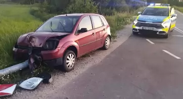 Pijany 20-latek rozbił auto na latarni. Miał prawie 2,5 promila alkoholu