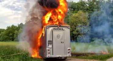 Pożar busa do przewozu koni w Licheniu Starym. Wieczorna akcja strażaków