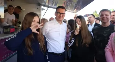 Mateusz Morawiecki w Wierzbinku. Mówił o atomie w Koninie i rozdawał dzieciom lody