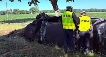 Zderzenie dwóch samochodów na DW270. Utrudnienia dla kierowców w gminie Babiak