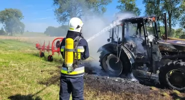 Pożar ciągnika rolniczego w Policku. Maszyna spłonęła niemal doszczętnie