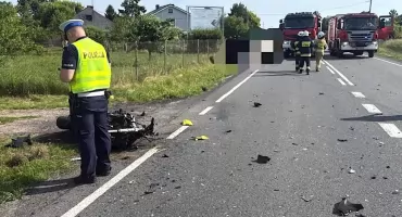 Wypadek na DK25 w Modle Królewskiej. Motocykl zderzył się z autem, droga całkowicie zablokowana
