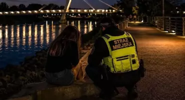 Nastolatka pod wpływem alkoholu nad Wartą. Szybka reakcja świadka pozwoliła udzielić jej pomocy