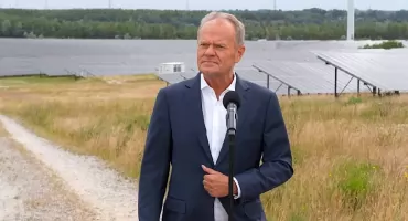Donald Tusk w Kleczewie. Otwarto jedną z największych farm fotowoltaicznych w Polsce