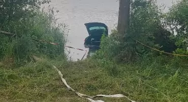 Samochód wpadł do jeziora w Lubotyniu. Na miejscu strażacy, nurkowie i policja