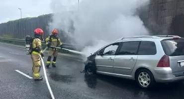 Pożar samochodu na Trasie Bursztynowej w Koninie. Strażacy i policja interweniowali na miejscu